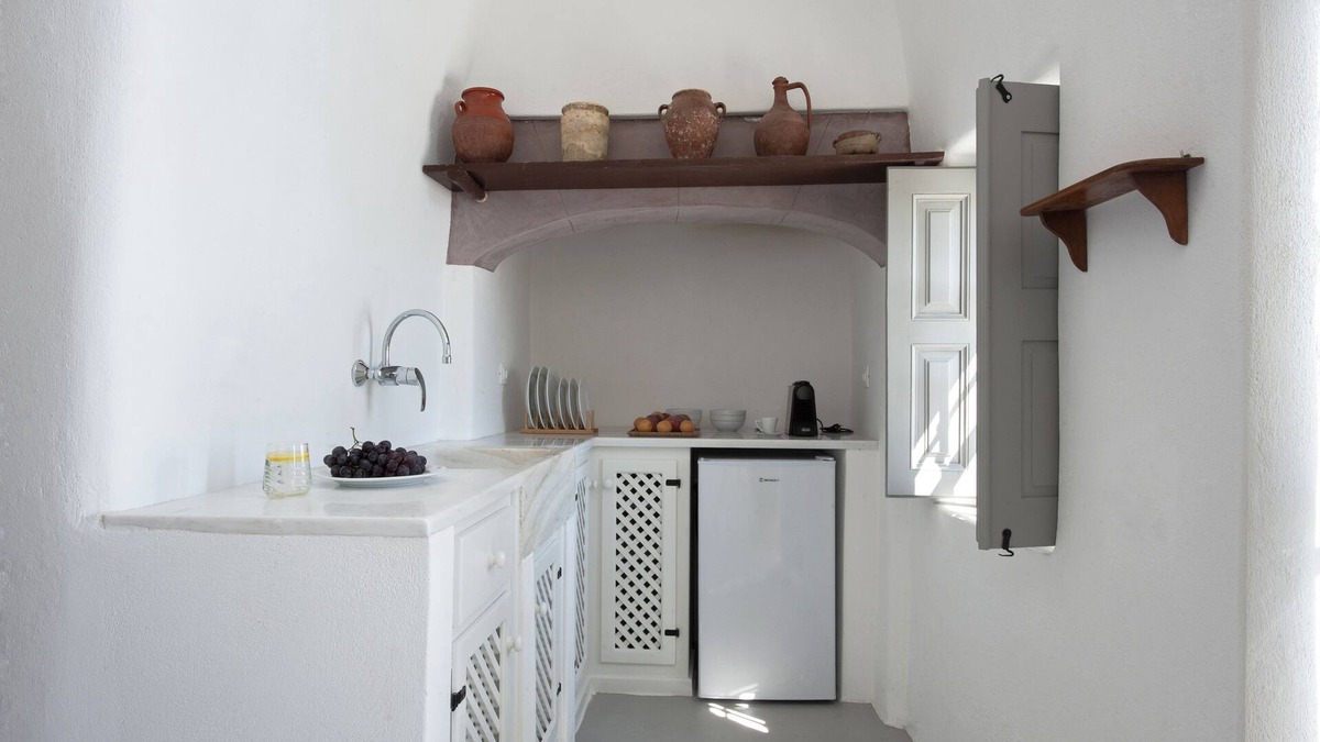 Imerovigli Apartment | Cave house with outdoor heated jacuzzi