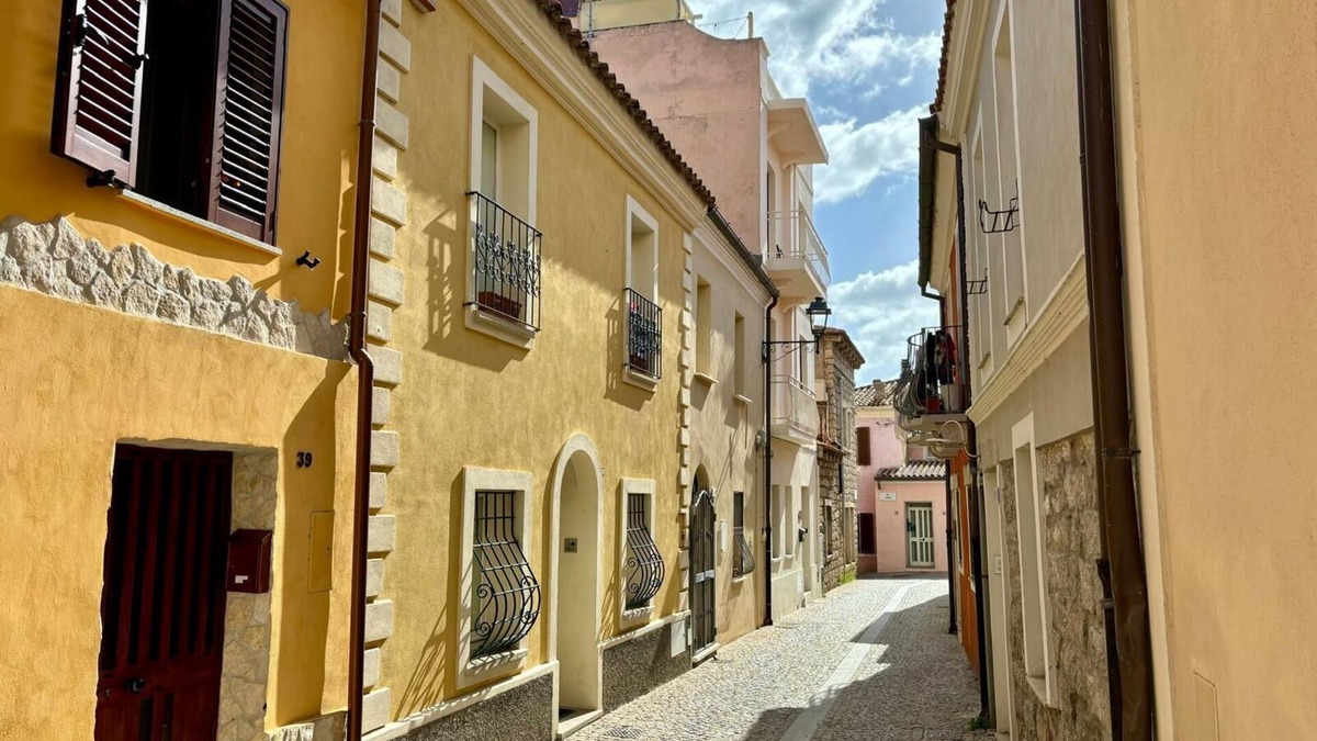 Olbia City Centre House | Cavour 41 - LUXE, Elegant, Renovated and fully equipped Holiday Townhouse