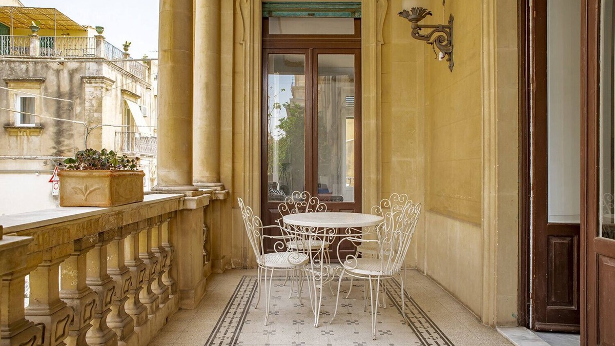 Noto Apartment | Cavour Apartment with balcony by Wonderful Italy