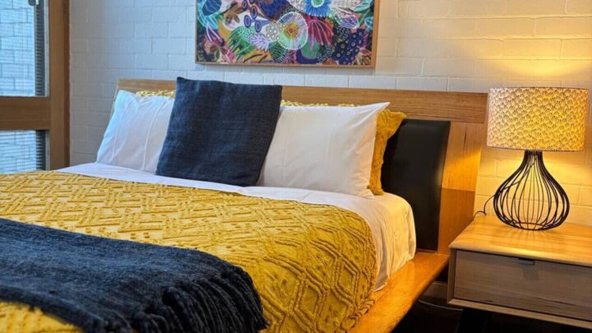 Geelong Apartment | CBD Geelong Apt w/Free Parking