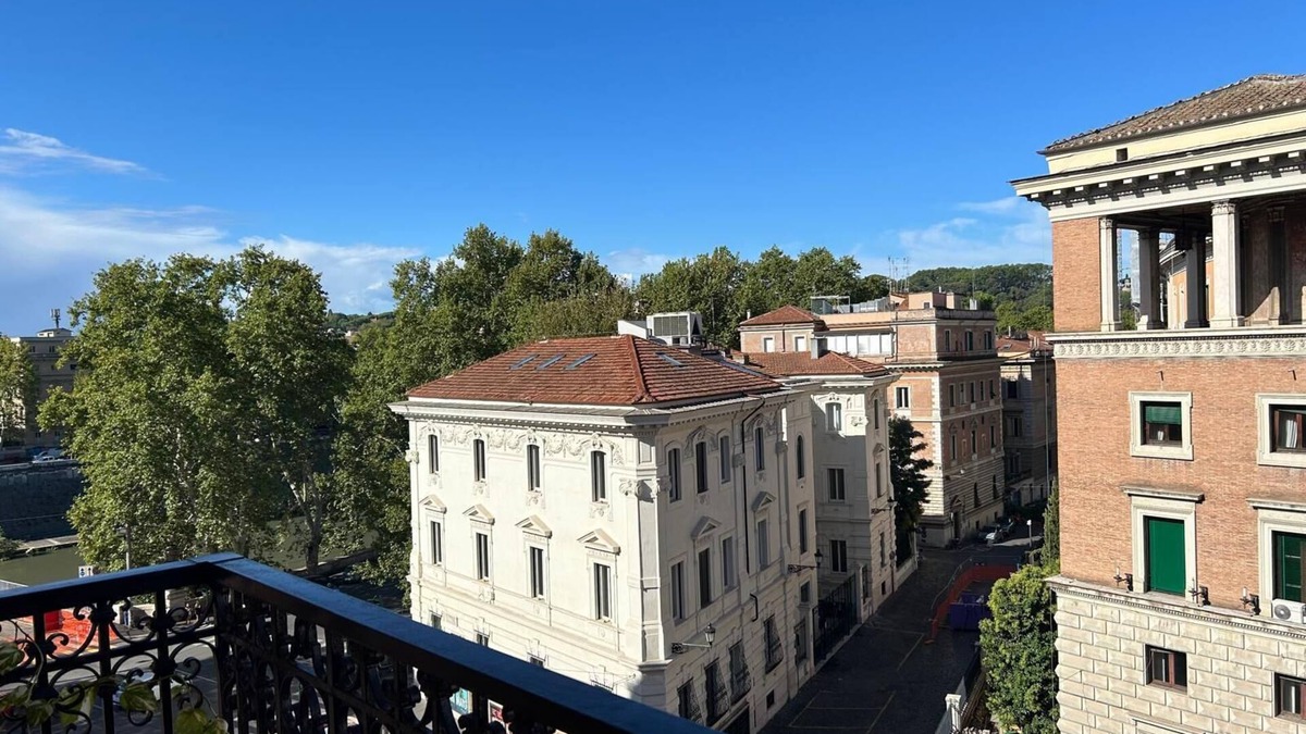 Rione XI Sant'Angelo Apartment | CBMC - Couldn't Be More Central! New, panoramic, close to everything!