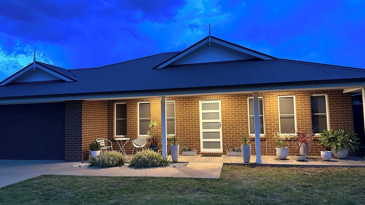 North Tamworth House | CC's Country Cottage- Modern, airconditioned, family-friendly space.