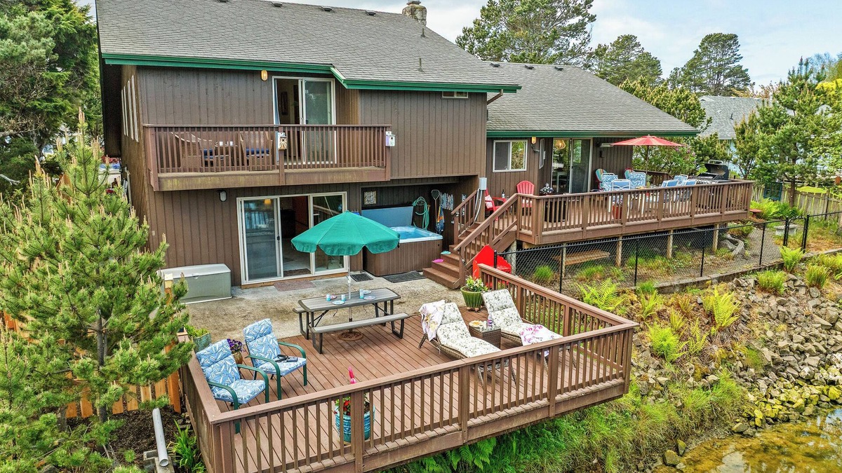 Seaside House | CE:}HotTub~EV~Dog~Deck~Fenced~Walk2Beach/Town/Eats/Golf~Beach Supplies~Bikes