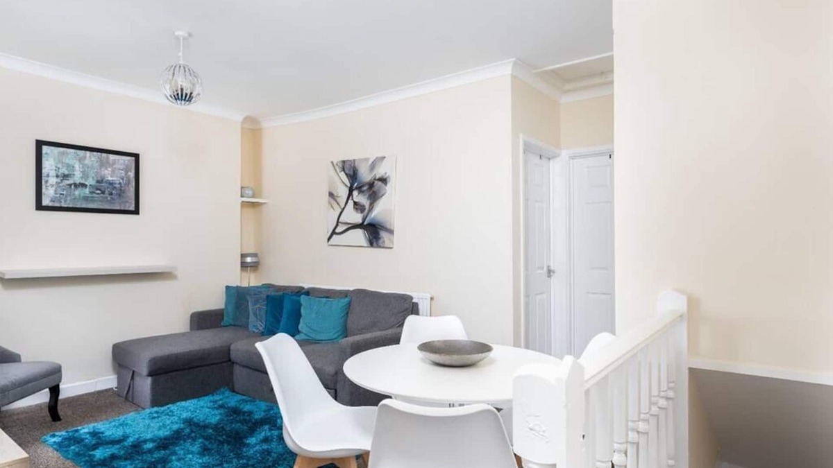 Cwmbrwla Apartment | Cecil Lodge - 2 Bed Apartment