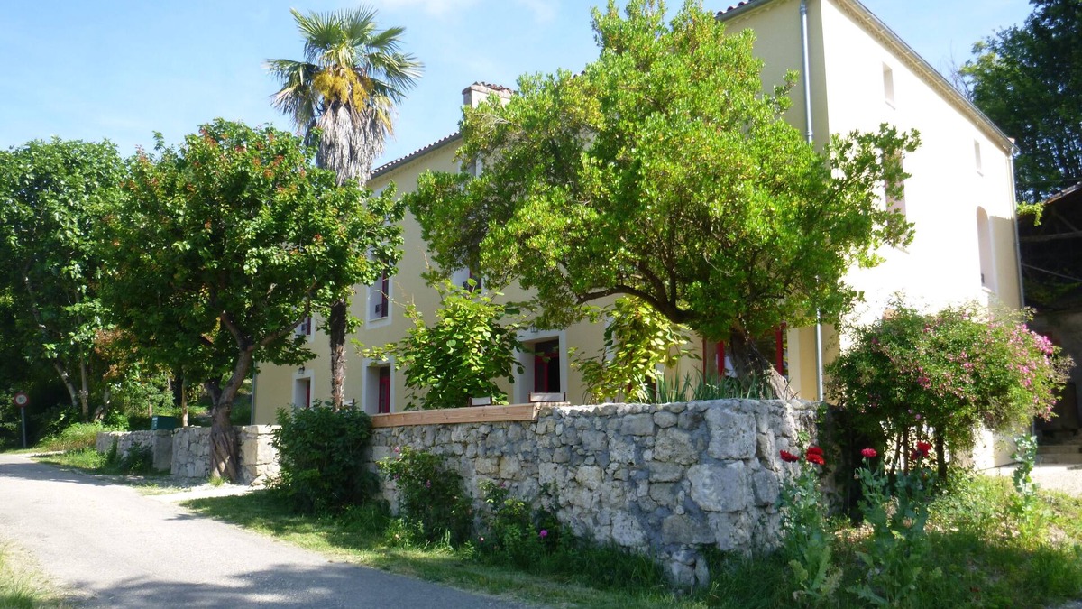 Clermont-Dessous Hotel | Cedar B & B nestled in a small valley, recently renovated