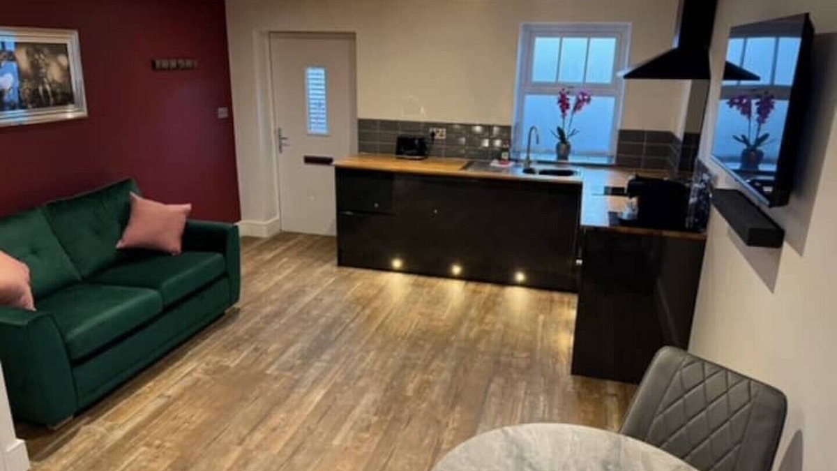 Nantwich House | Cedar Barn - Nantwich with Hot Tub