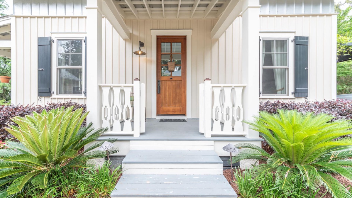 Olde Town Cottage | Cedar Bluff Cabin in May in Old Town Bluffton on the river