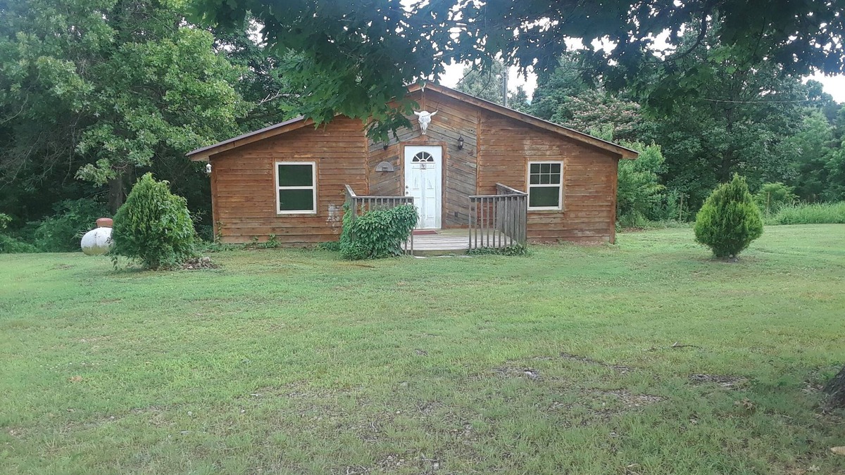 Marshall Cabin | Cedar Cabin located on a working Buffalo Farm near the Buffalo National River