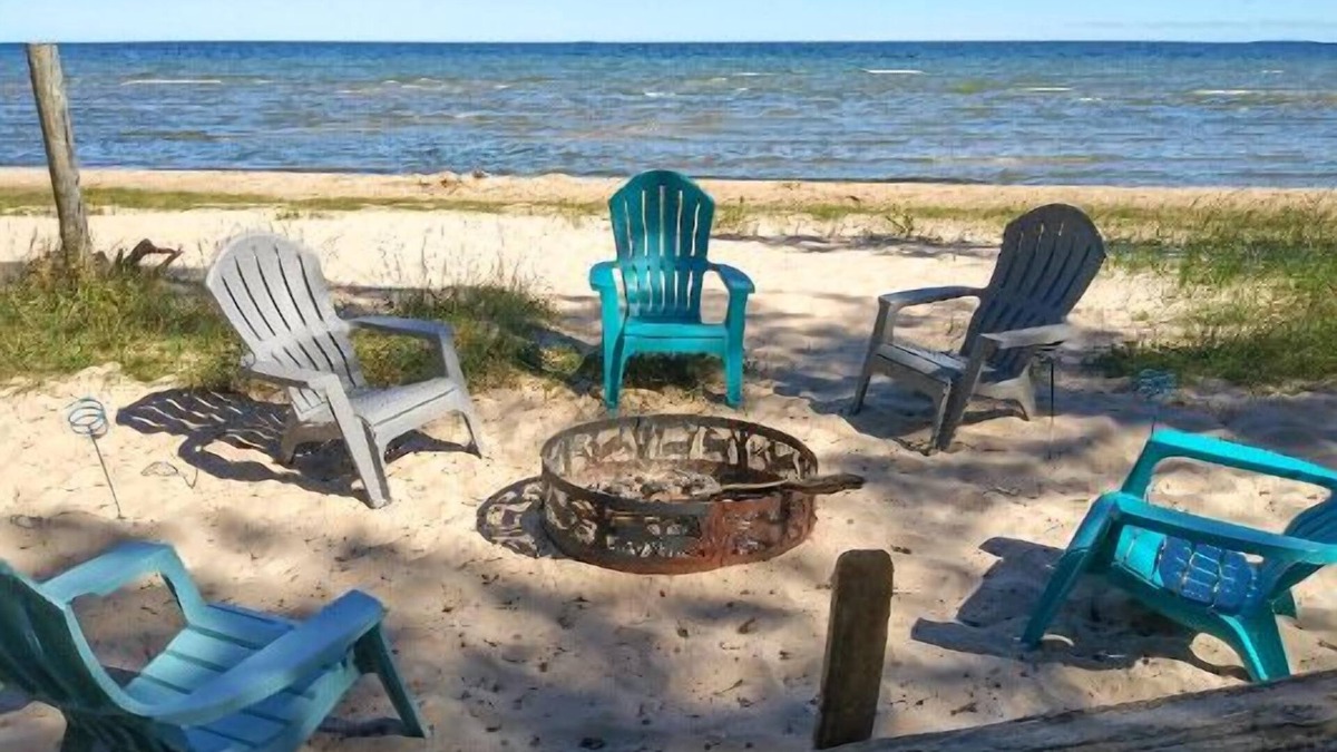 Ingalls Cabin | Cedar Cabin on the Bay: Your Fall Getaway for Stunning Views and Cozy Vibes!