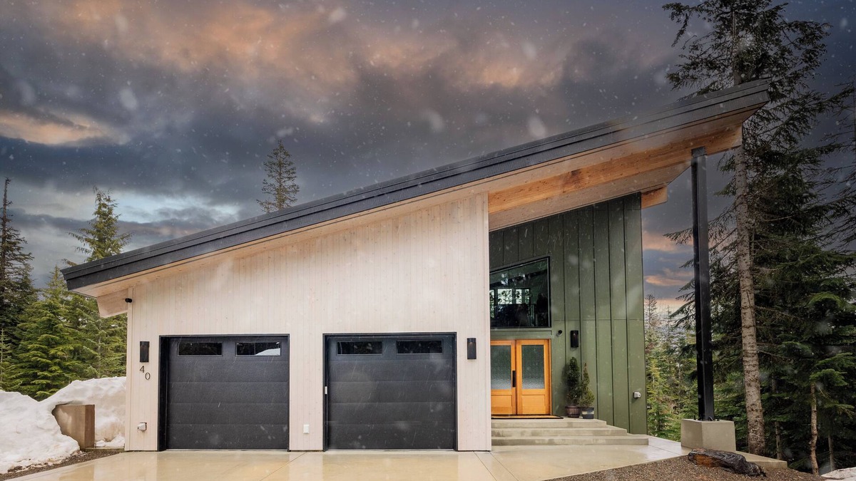 Snoqualmie Pass House | Cedar Chalet Powder Days & Firelit Nights: Ski-in, Ski-out. SNOWSHOES INCLUDED!