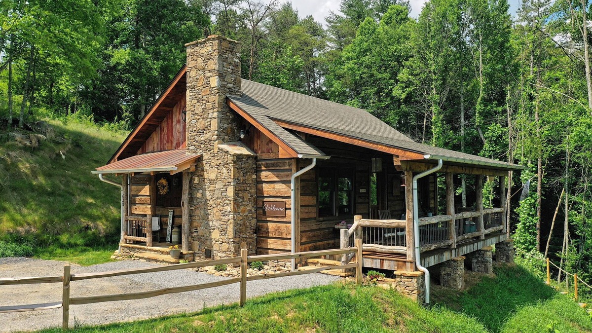 Waynesville House | Cedar Cliff Cabin at Rivers Edge Rentals. Luxurious reclaimed 125 year old cabin