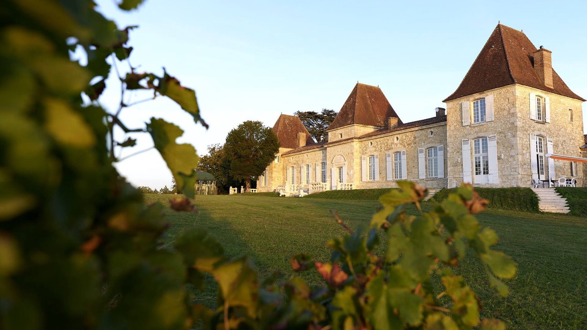 Espiens Cottage | Cedar Cottage in a Exceptional 17th Century Castle in Gascony