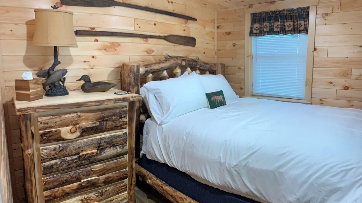 Alden Cabin | CEDAR COTTAGE - Lakefront on Thayer Lake in Alden with WiFi, AC