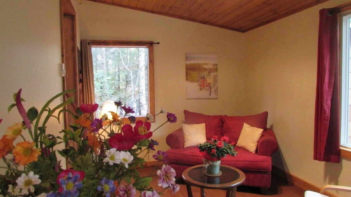 Kaslo Cottage | Cedar Cottage, private & cozy experience