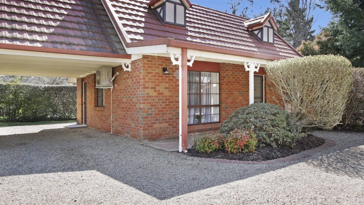 Bright House | Cedar Cottage - Tudor Village Unit 3