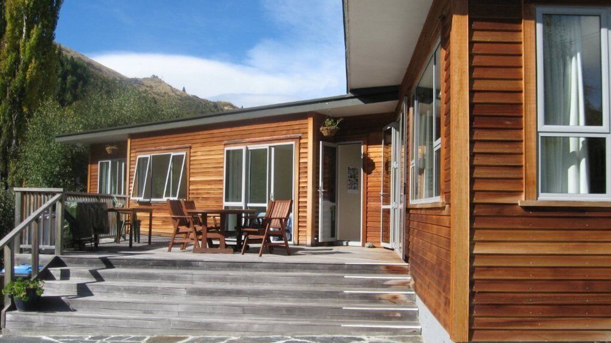 Arrowtown House | Cedar Cottage. Well located modern cosy holiday cottage.