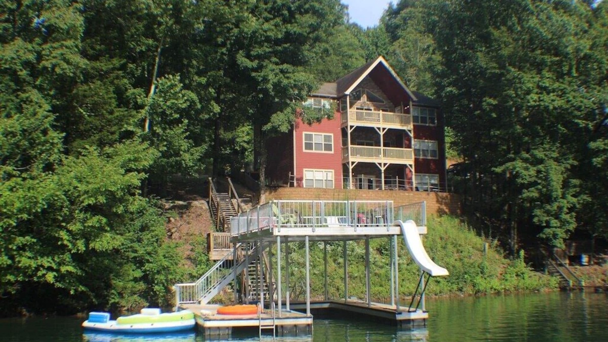 Lakeside Estates House | Cedar Cove' Huge Dual Kitchen w/Large Dining/Family, Billiards, Hot Tub, Dock