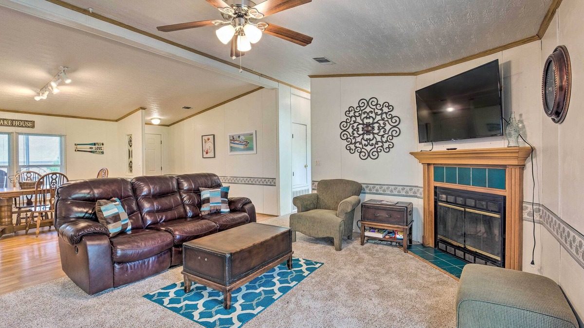Kemp House | Cedar Creek Lake Access: Retreat w/Deck