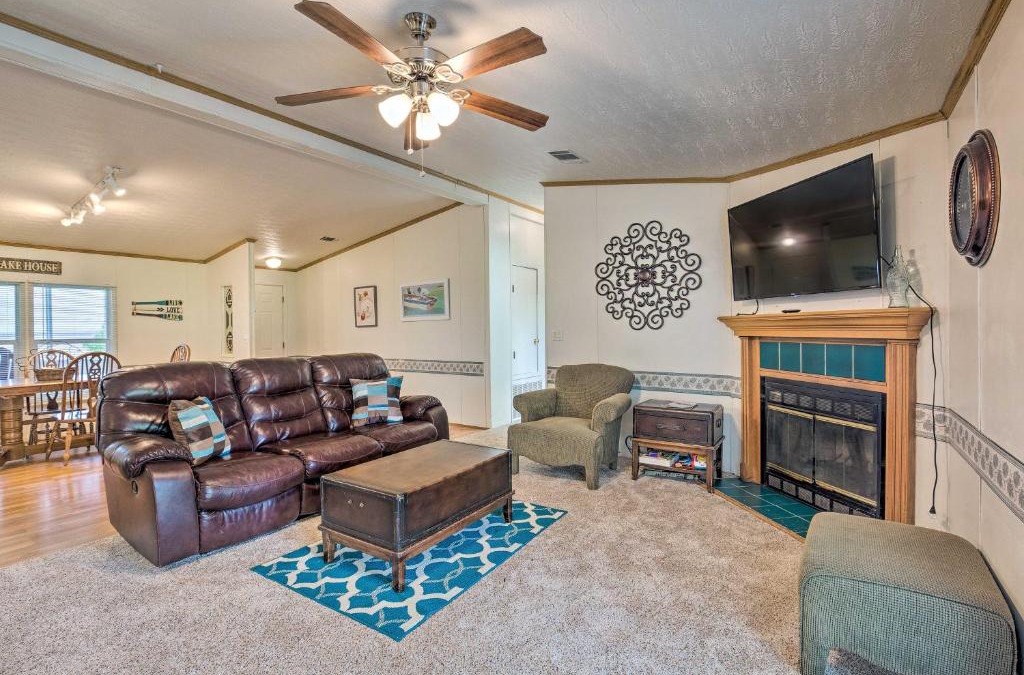 Kemp House | Cedar Creek Lake Access Retreat with Deck