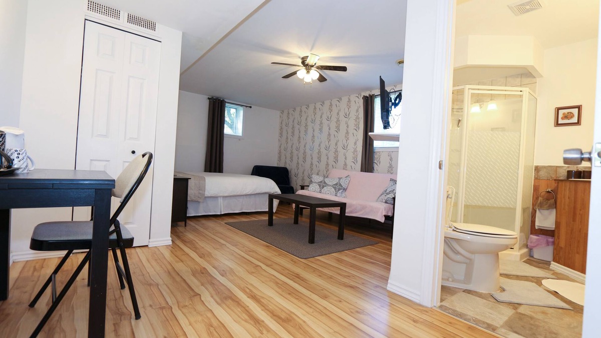 Crysler Hotel | Cedar Drive Inn