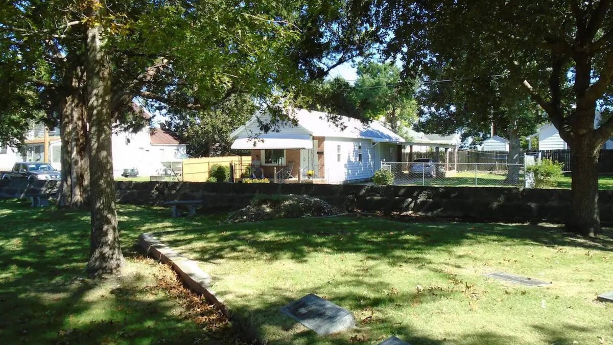 New Bern House | Cedar Grove Cottage Conveniently Located to all attractions.