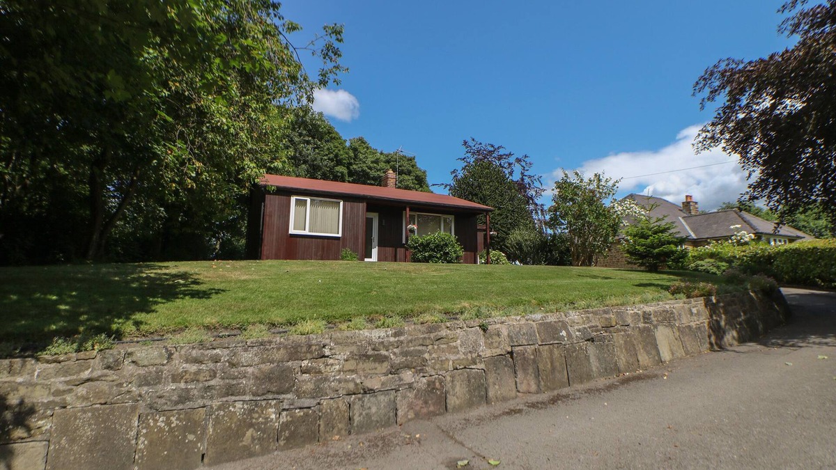 Chesterfield Cottage | CEDAR HOLME, pet friendly, with a garden in Wingerworth