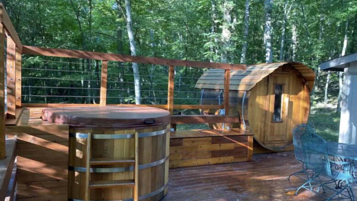 Innsbrook Ski Chalet | Cedar Hot Tub & Cedar Barrel Sauna nA Truly unique cabin at Innsbrook Resort !