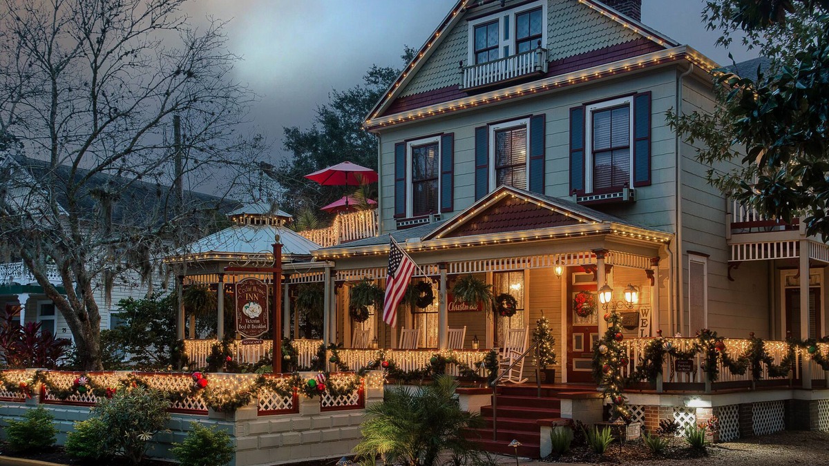 Downtown Historic District Bed & Breakfast | Cedar House Inn