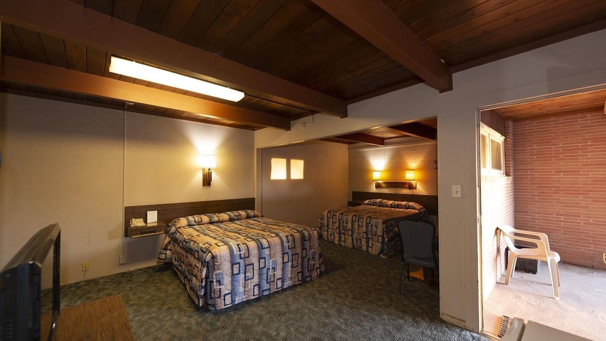 McCook Hotel | Cedar Inn