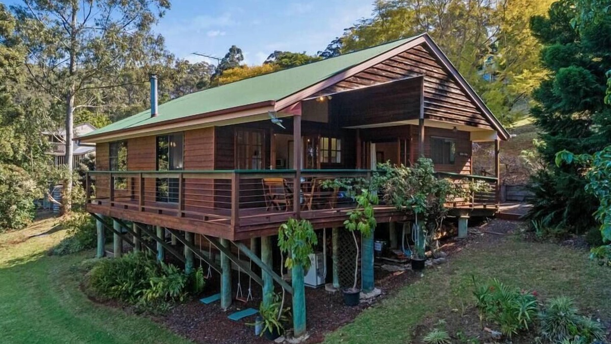 Ravensbourne Ski Chalet | Cedar Lodge Cosy Mountain Retreat 3 Bedrooms