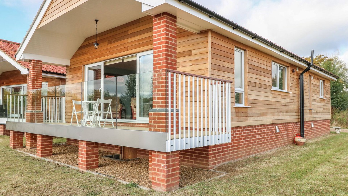 Attleborough Cottage | CEDAR LODGE, pet friendly, character holiday cottage in Old Buckenham