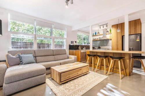 St Kilda Apartment | 'Cedar Loft' Contemporary Comfort in Leafy St Kilda