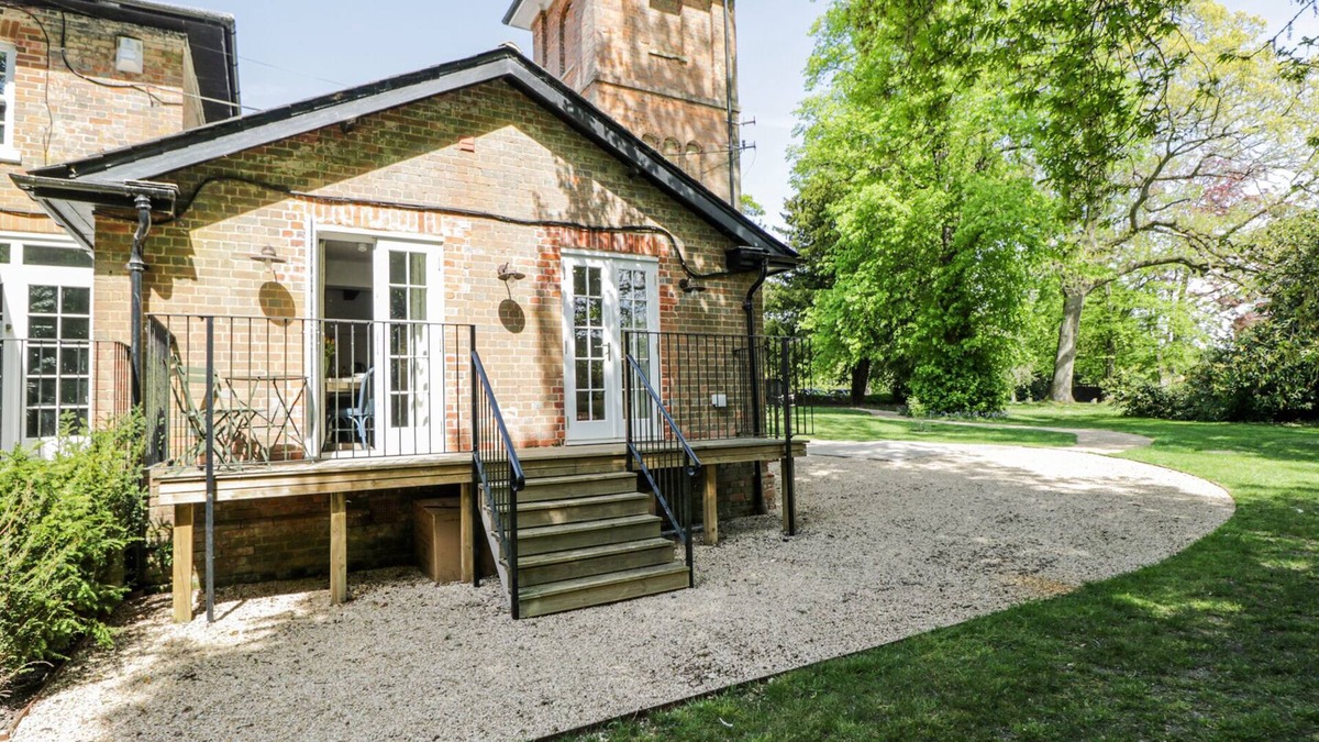 Elcot Cottage | CEDAR, pet friendly, with pool in Kintbury
