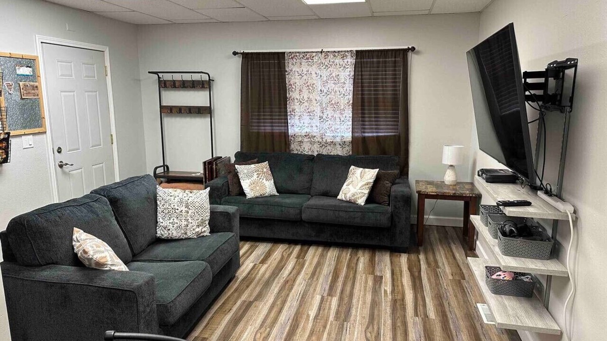 Cedar Rapids Apartment | Cedar Rapids Getaway