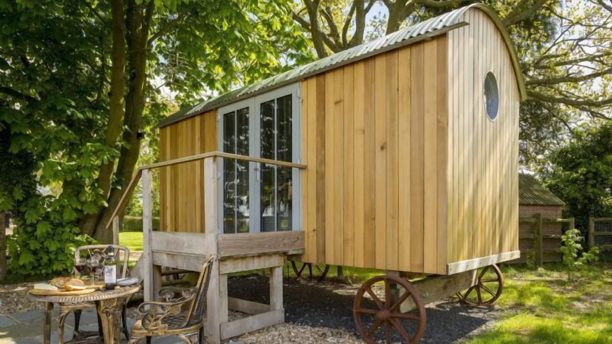 Whitchurch Cabin | Cedar Tree is a compact yet luxurious shepherd’s hut for couples overlooking the North Wessex Downs.