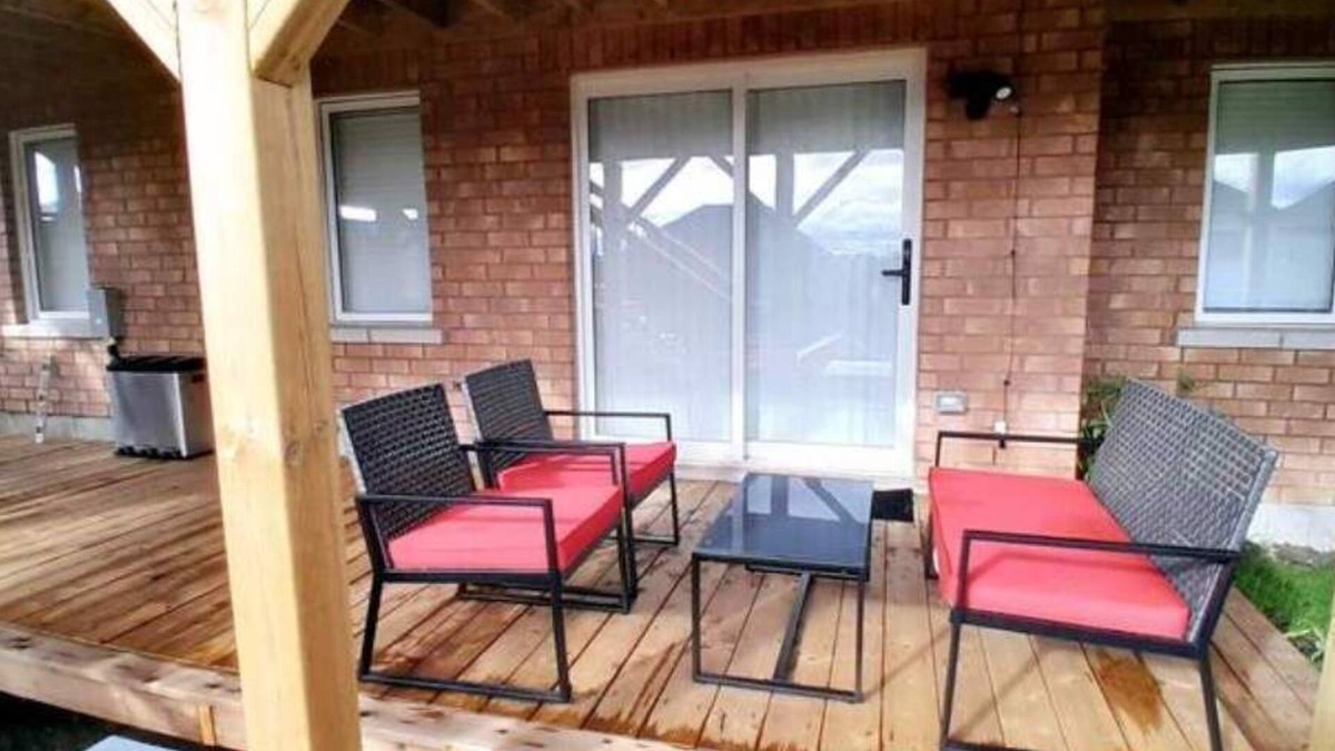 Orillia Apartment | ❤ Cedar-View Apartment with Hot Tub (4 Bedrooms) ❤
