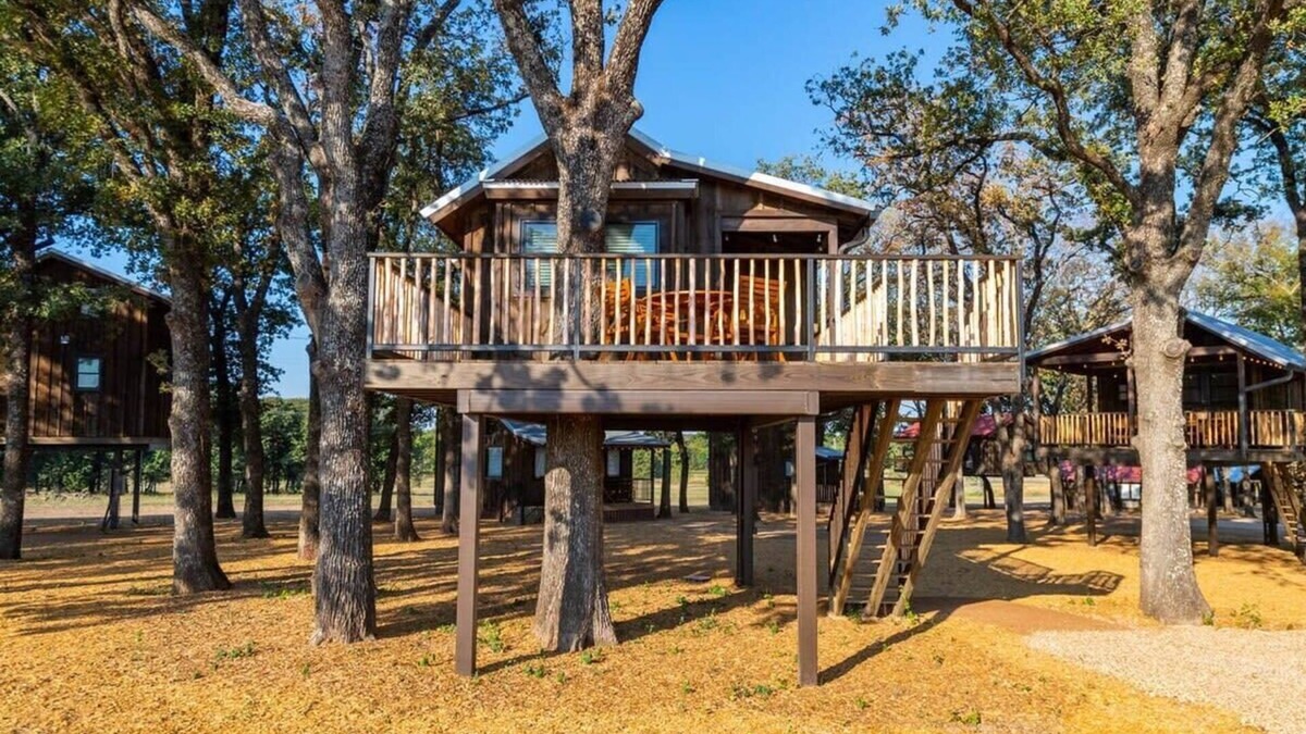 Elm Mott RV Rental | Cedar Waxwing Treehouse(15 MIN to Magnolia/Baylor)