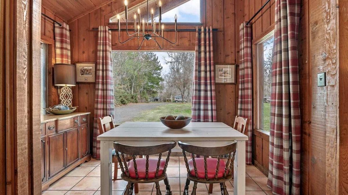 Uncertain House | Cedar Wood Lodge w/Kayaks & Canoes, Outdoor Dining