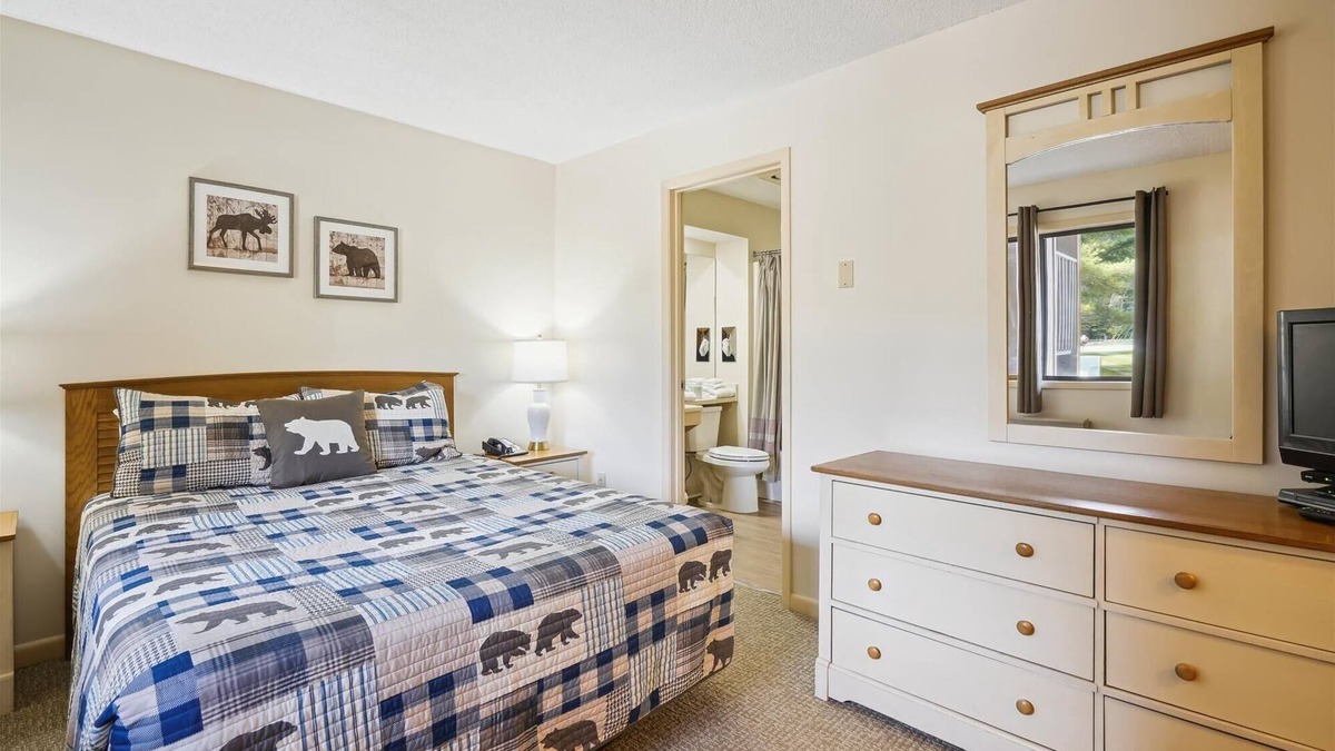 West Bridgewater Apartment | Cedarbrook Deluxe 1 bedroom Queen Suite with outdoor heated pool 102