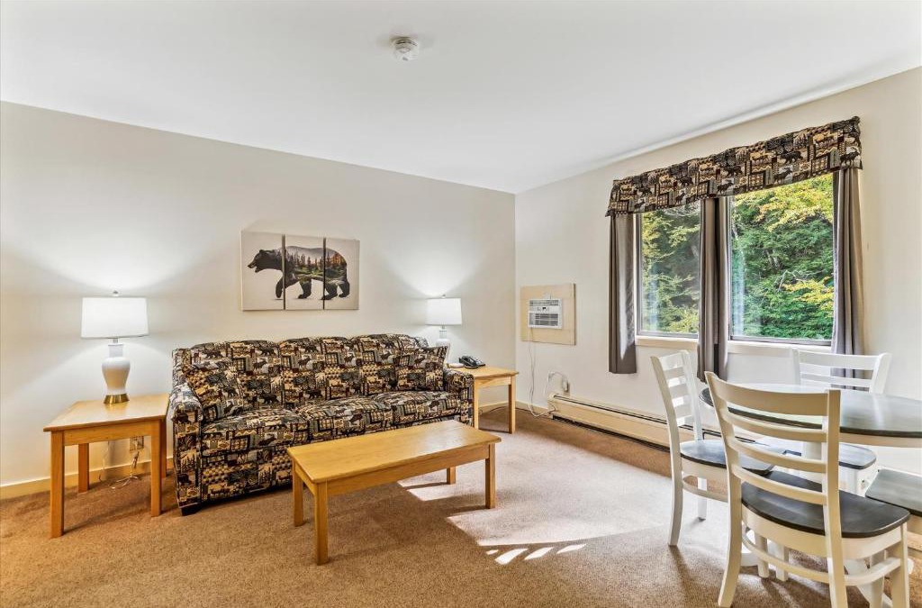 West Bridgewater Hotel | Cedarbrook Deluxe one bedroom suite with outdoor heated pool 21416