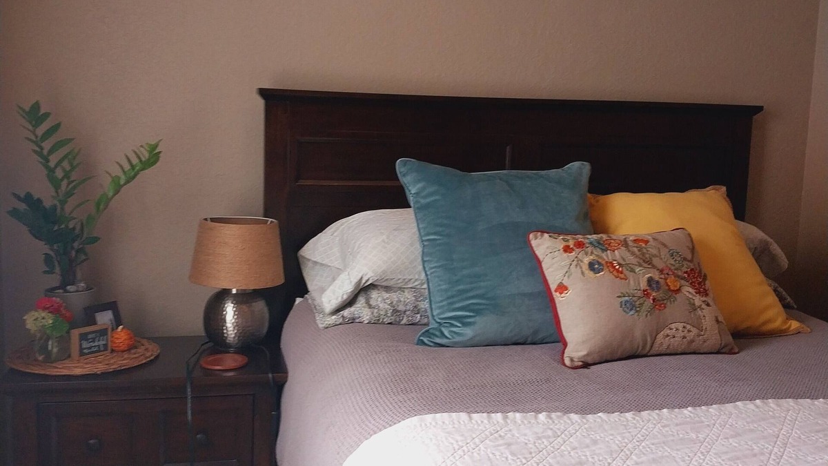 Cedarburg Apartment | Cedarburg 2 partment sleeps 1-6 guests in prime location on Washington Ave