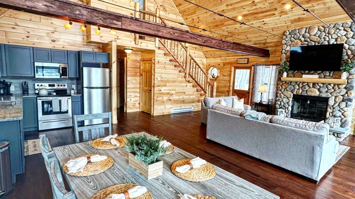 West Oneonta Cabin | Cedars Log Home : Brand New Lake Front w Kayaks & Hot Tub!