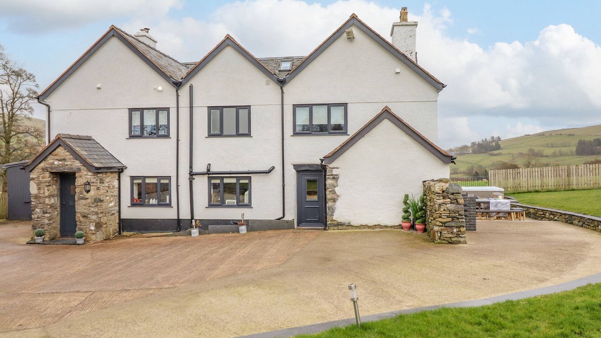 Cwmtirmynach House | CEFN NANNAU, pet friendly, luxury holiday cottage in Cerrigydrudion