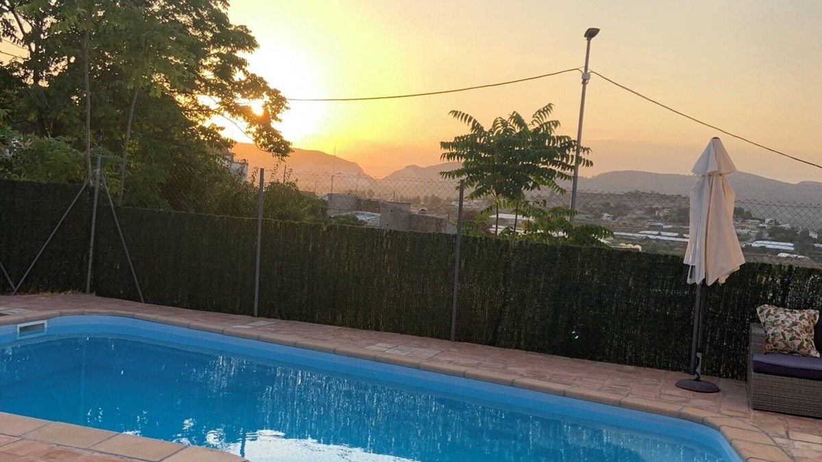 Cehegin Villa | CEHEGIN-POOL-A/CON-WIFI-SLEEPS 10-GAMES ROOM-FREE PARKING-BBQ