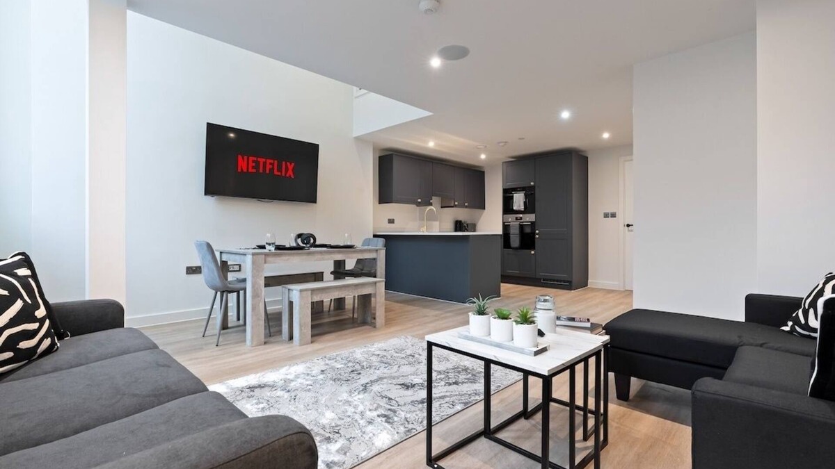 Leeds Apartment | Ceiling Sound System - Sleeps 8 - City Centre