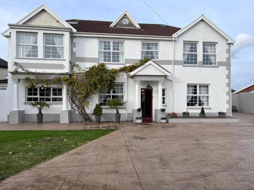 Porthcawl House | Celebratory home Family Friends together hot tub