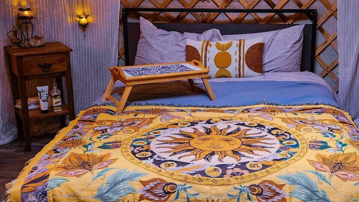 Buckley RV Rental | Celestial Yurt | Cedar Hot Tub | 1 hr to Skiing & Mt Rainier