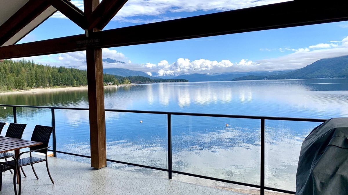 Celista House | Celista Vista - Waterfront - Shuswap Vacations & Sledding Accommodation