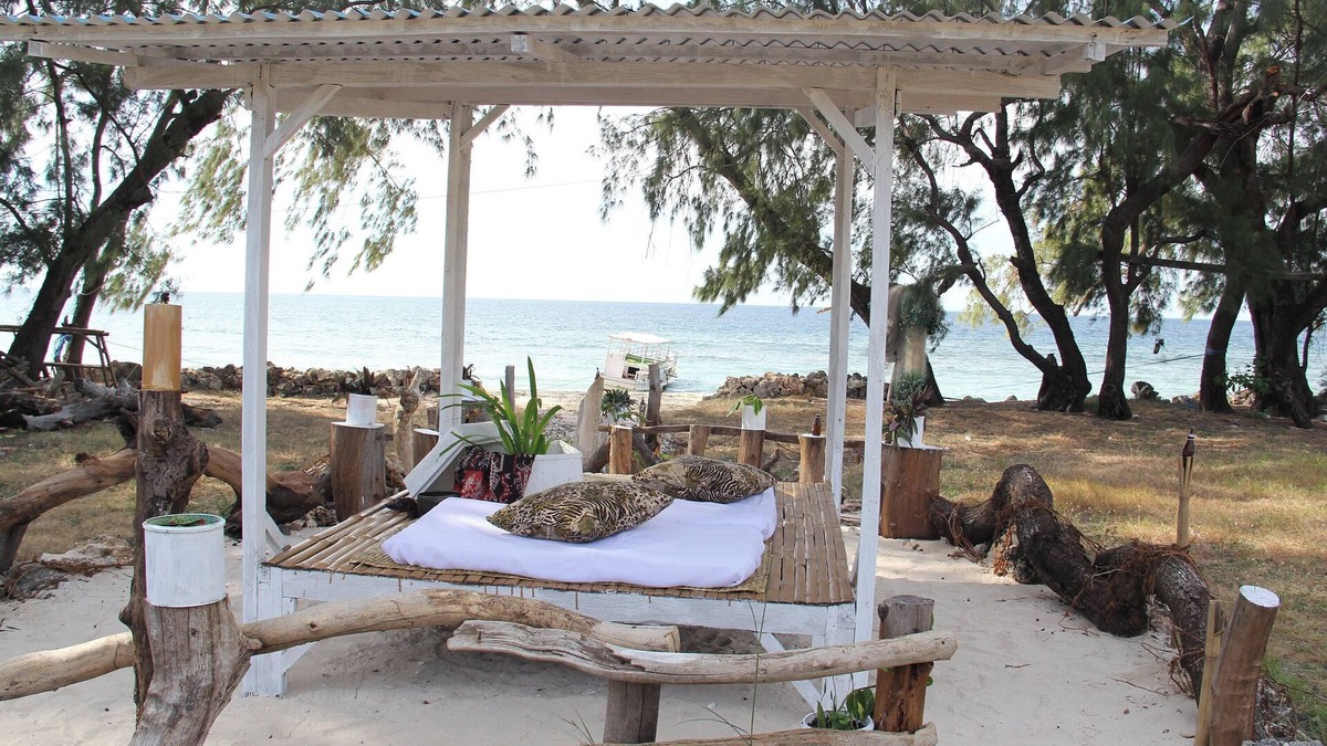 Mondu Bed & Breakfast | Cemara Beachfront Suite