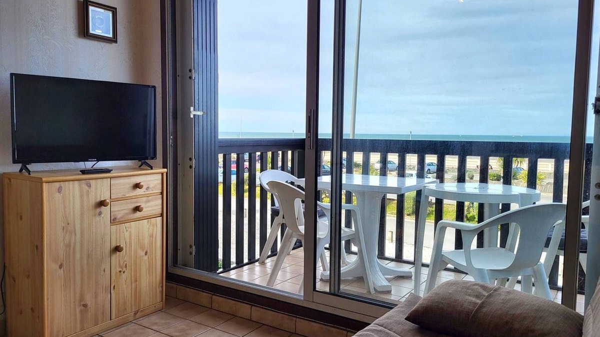 Merville-Franceville-Plage Apartment | Central family apartment with parking and pets allowed